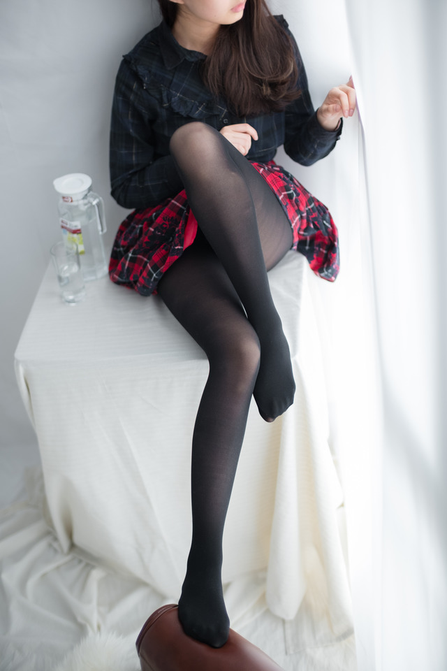 森萝财团 – R15-008 玩手机的黑丝妹妹[78P413M] – 艺博图社